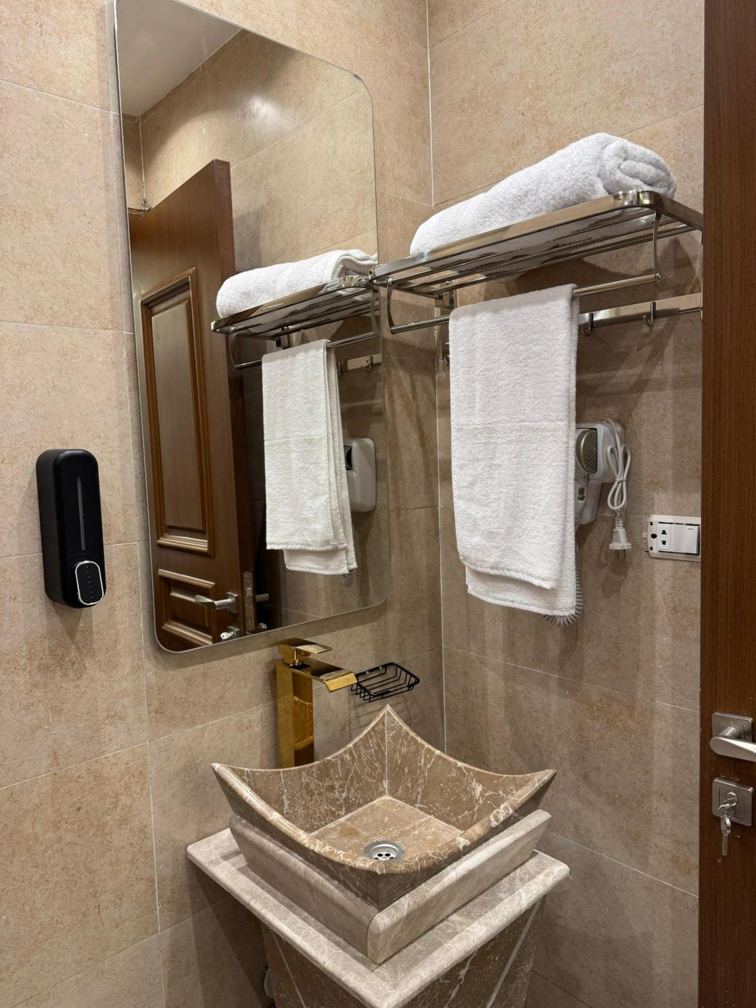 New White Pyramids Inn Ghatati 外观 照片